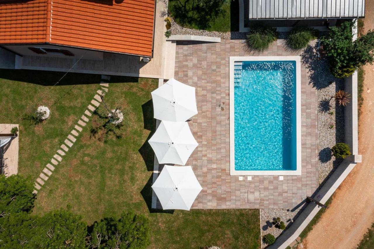Activity Villa Gita With Pool And Grill In Tinjan Zewnętrze zdjęcie