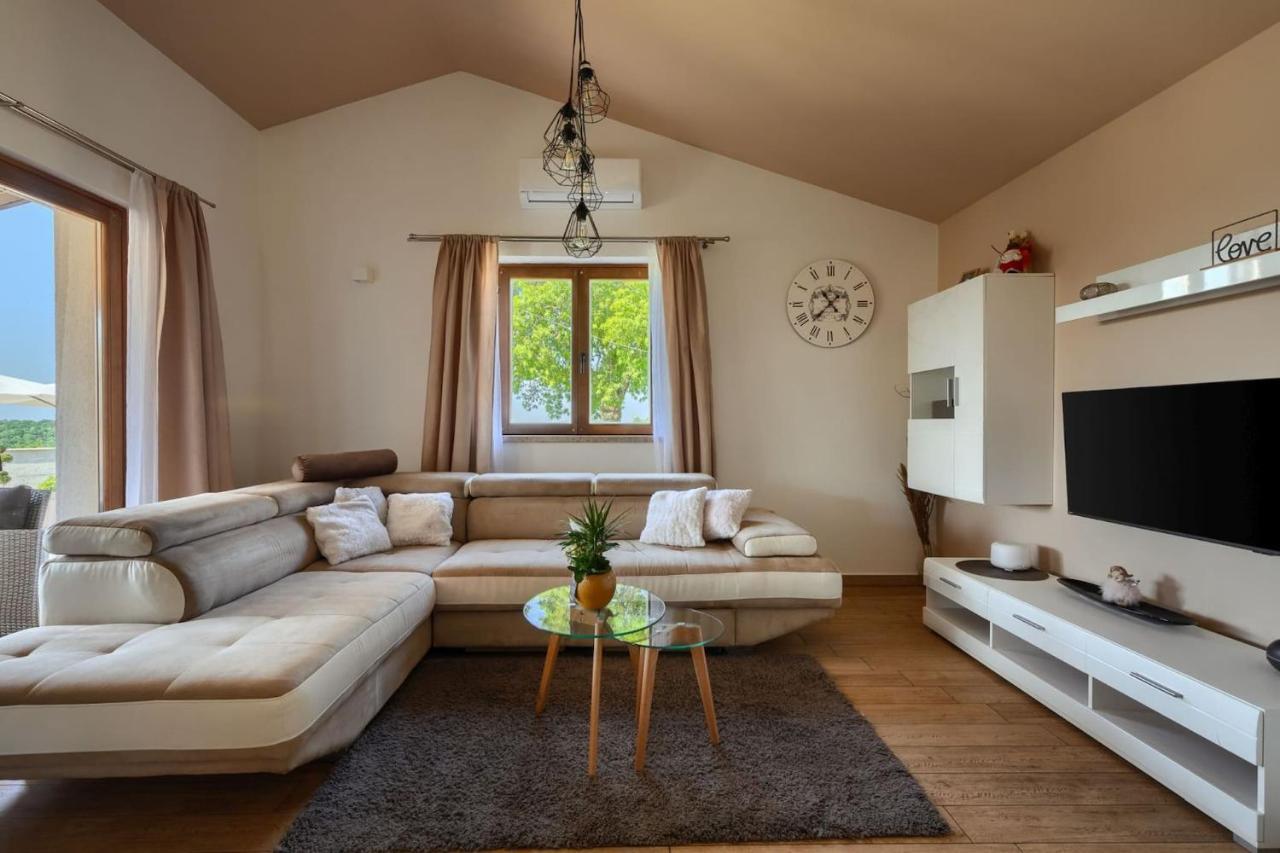 Activity Villa Gita With Pool And Grill In Tinjan Zewnętrze zdjęcie
