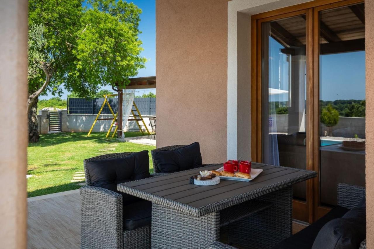 Activity Villa Gita With Pool And Grill In Tinjan Zewnętrze zdjęcie